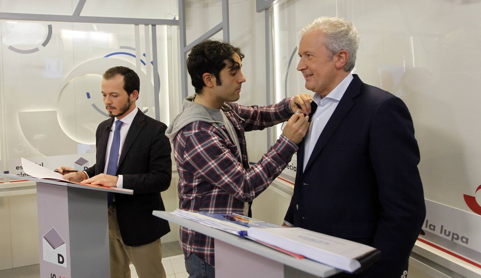 Bienvenidas, maquillaje...preparados y listos para el debate de TVR