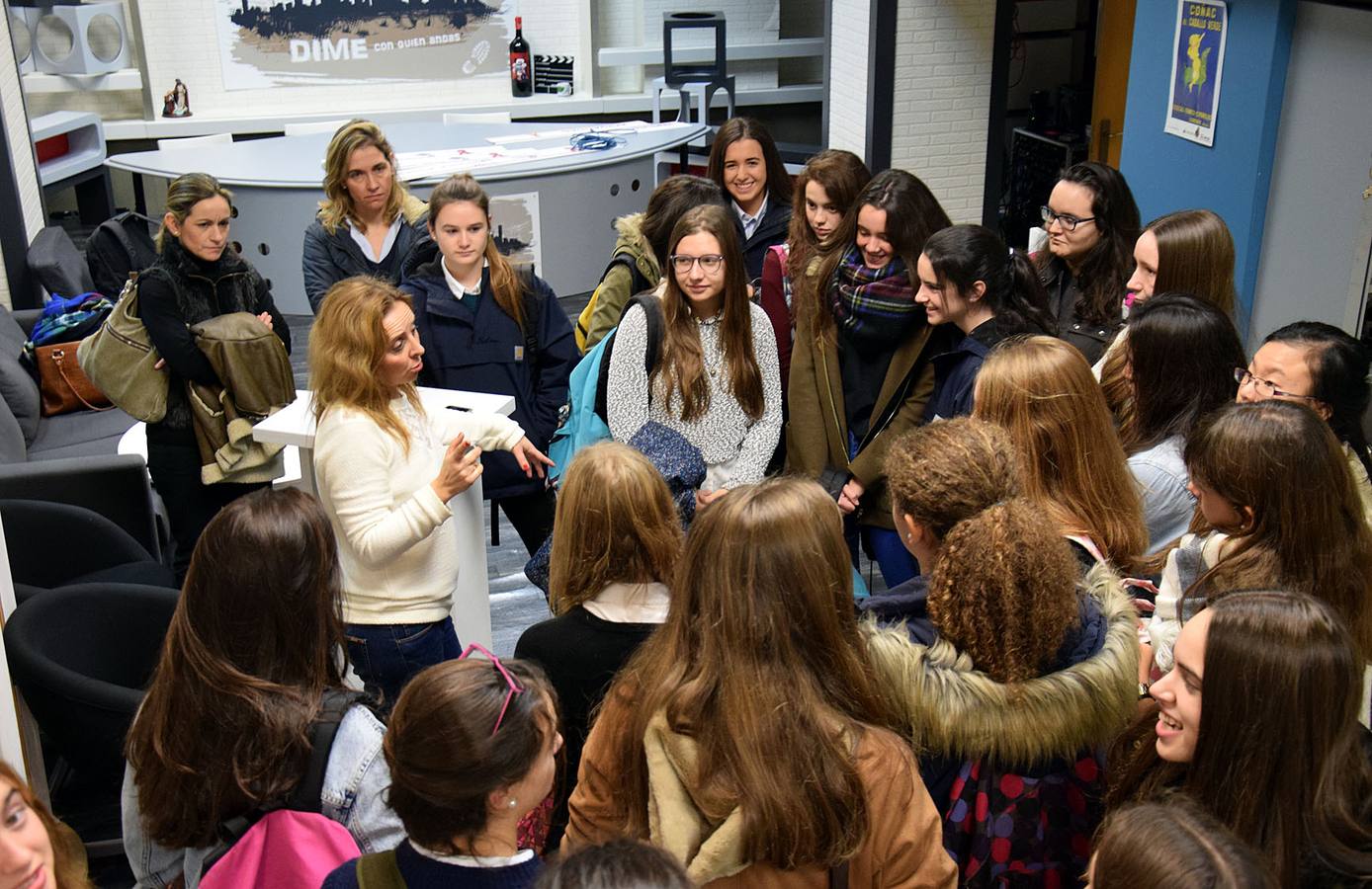 Las alumnas de 4º de la ESO de Alcaste visitan la multimedia de Diario LA RIOJA