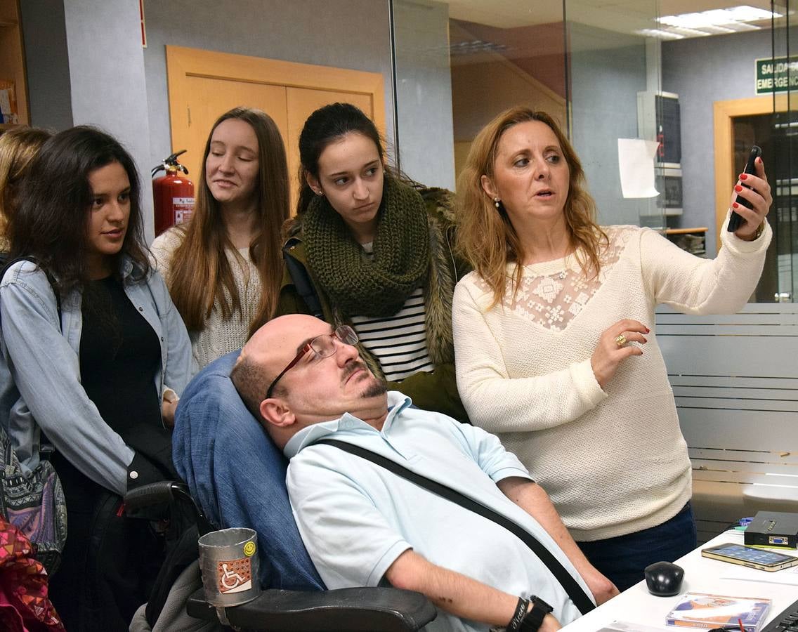 Las alumnas de 4º de la ESO de Alcaste visitan la multimedia de Diario LA RIOJA