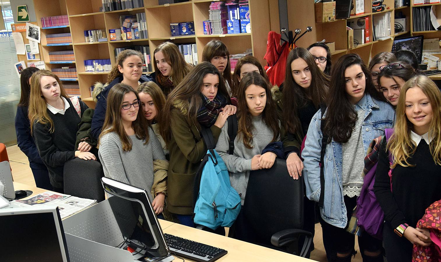 Las alumnas de 4º de la ESO de Alcaste visitan la multimedia de Diario LA RIOJA