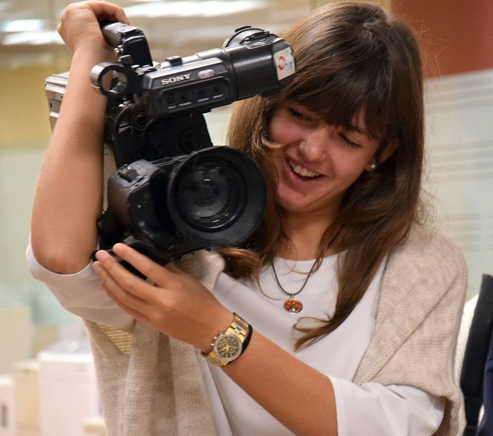 Las alumnas de 4º de la ESO de Alcaste visitan la multimedia de Diario LA RIOJA