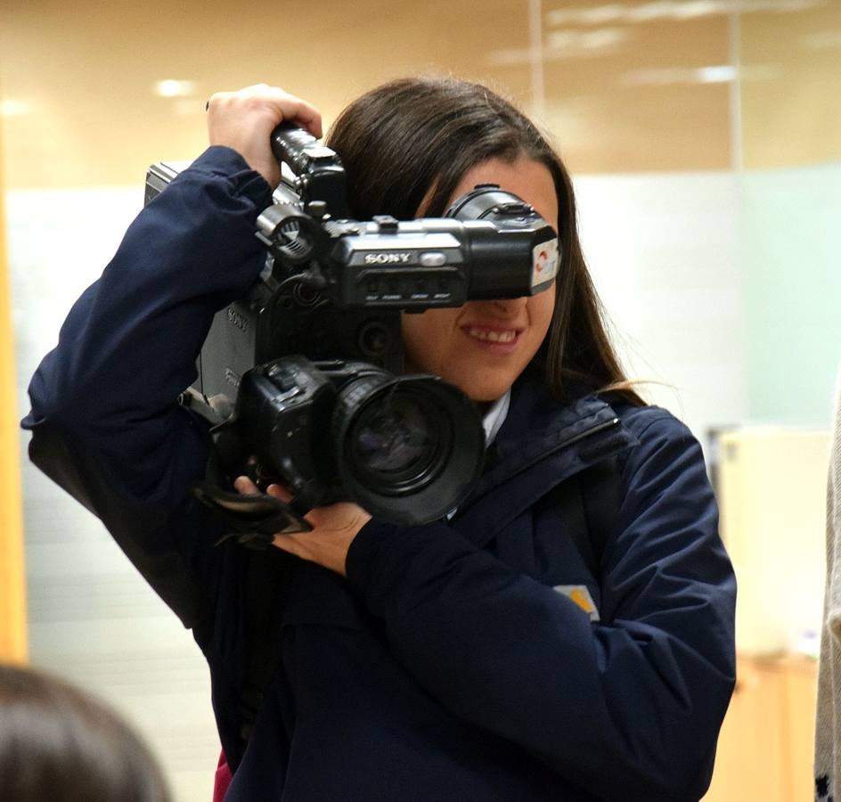 Las alumnas de 4º de la ESO de Alcaste visitan la multimedia de Diario LA RIOJA