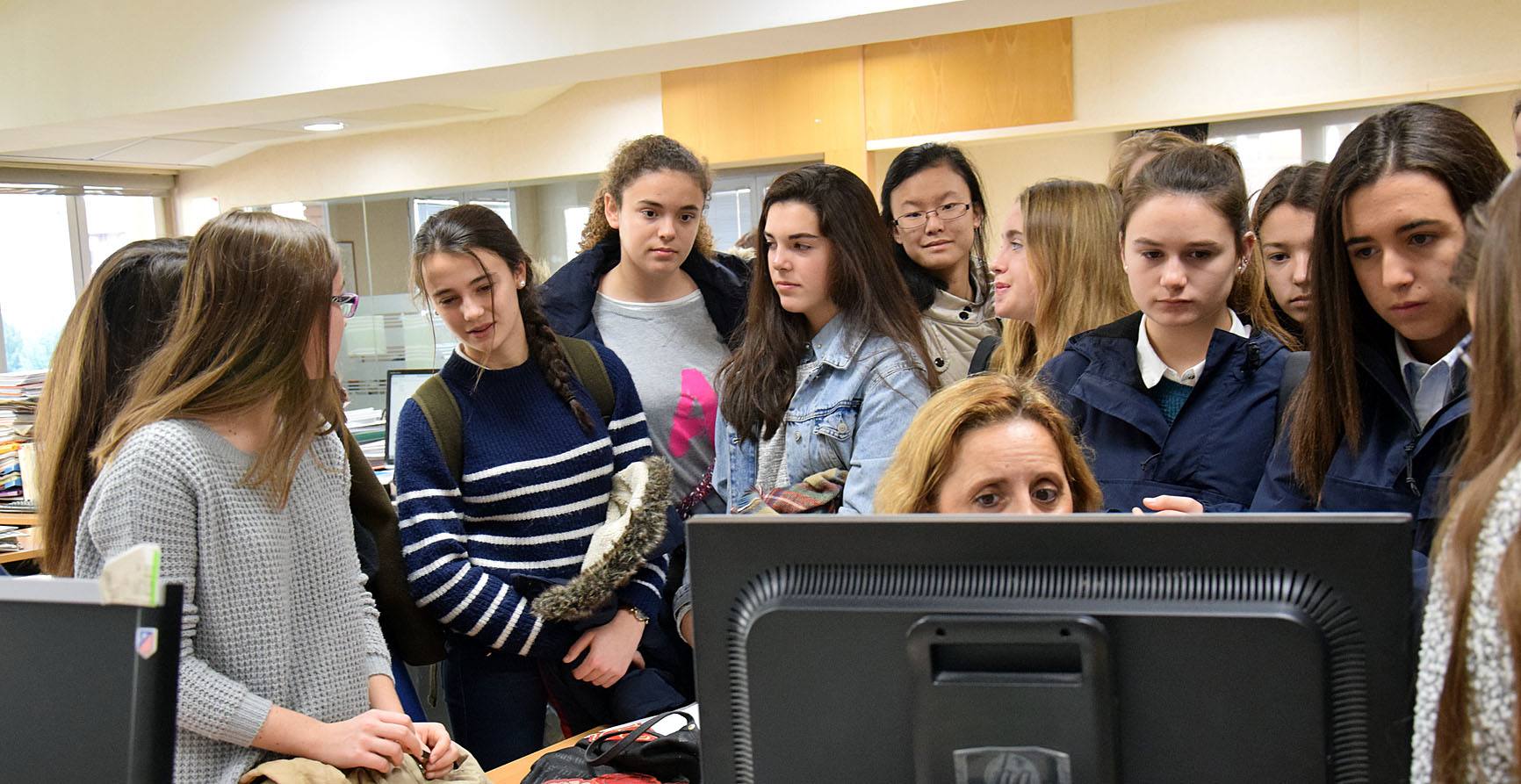 Las alumnas de 4º de la ESO de Alcaste visitan la multimedia de Diario LA RIOJA