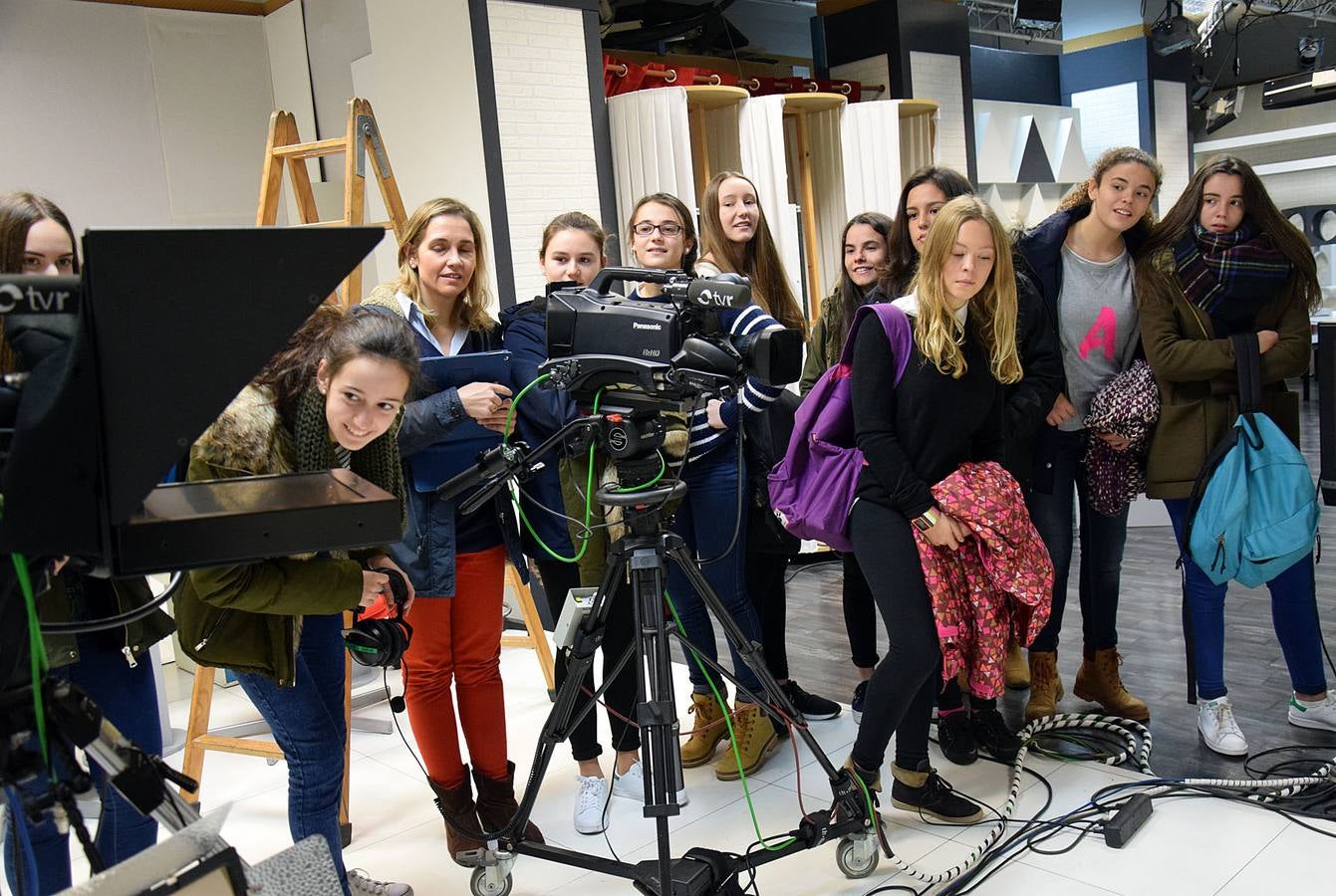 Las alumnas de 4º de la ESO de Alcaste visitan la multimedia de Diario LA RIOJA