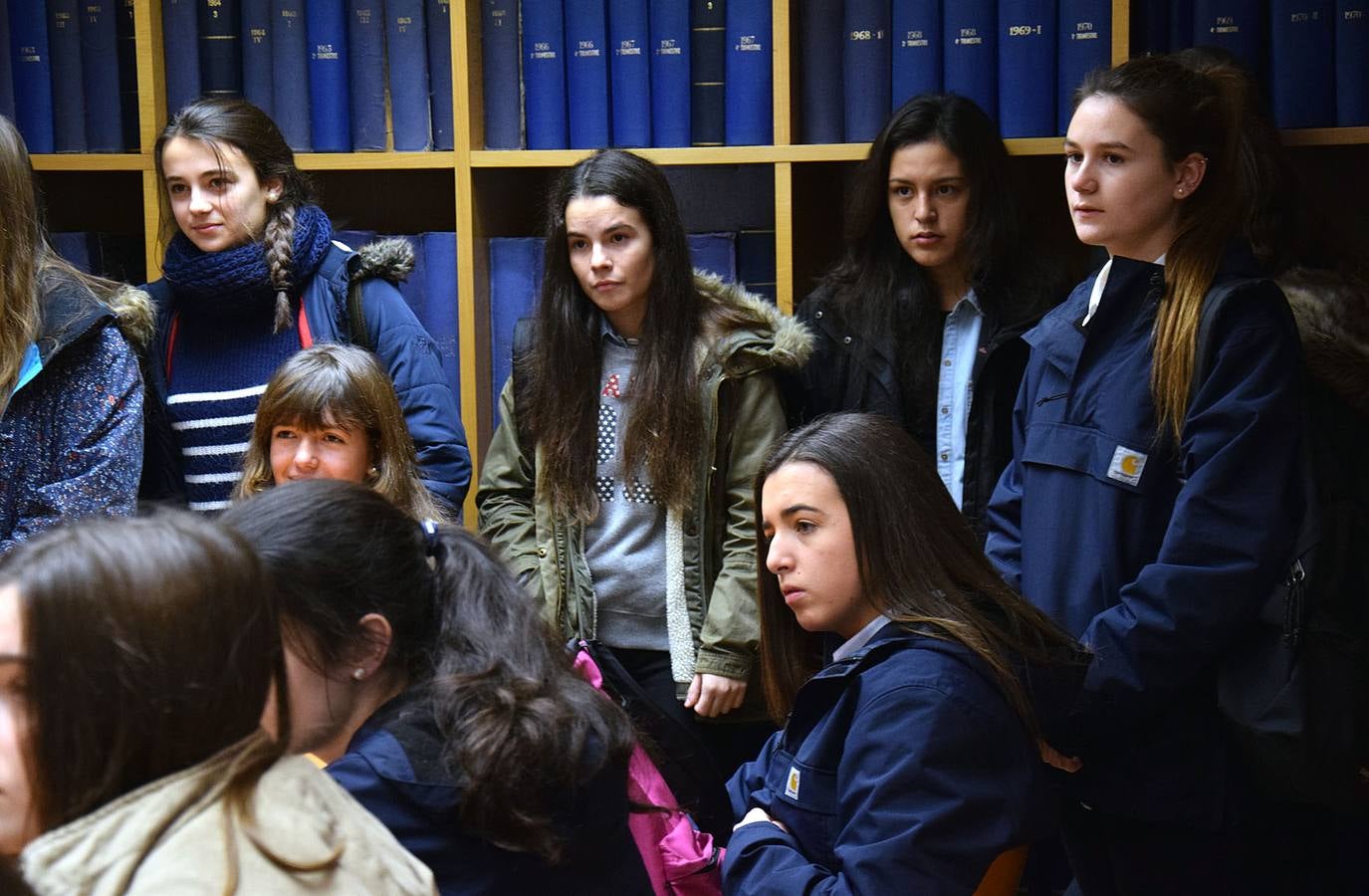 Las alumnas de 4º de la ESO de Alcaste visitan la multimedia de Diario LA RIOJA