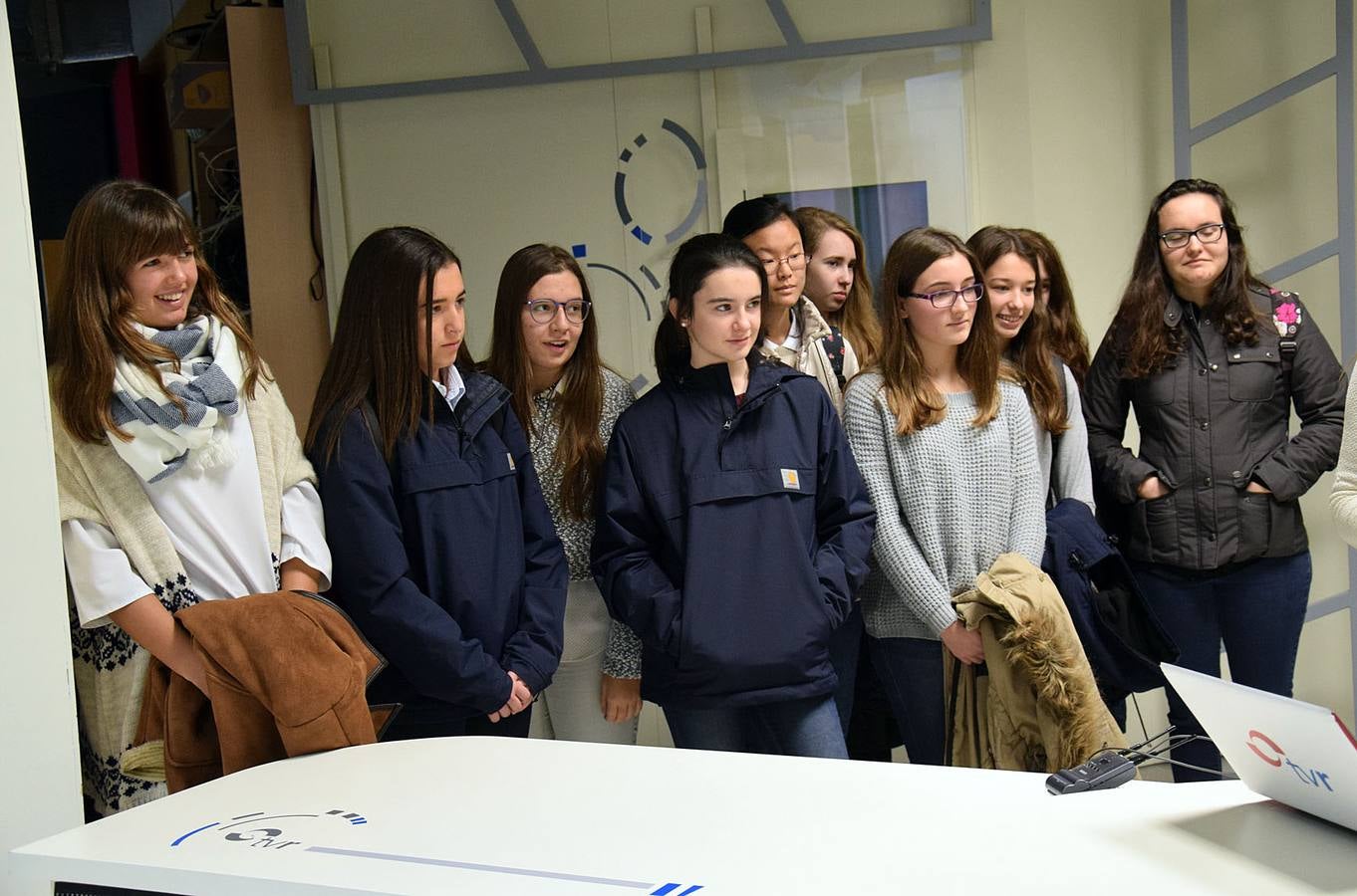 Las alumnas de 4º de la ESO de Alcaste visitan la multimedia de Diario LA RIOJA