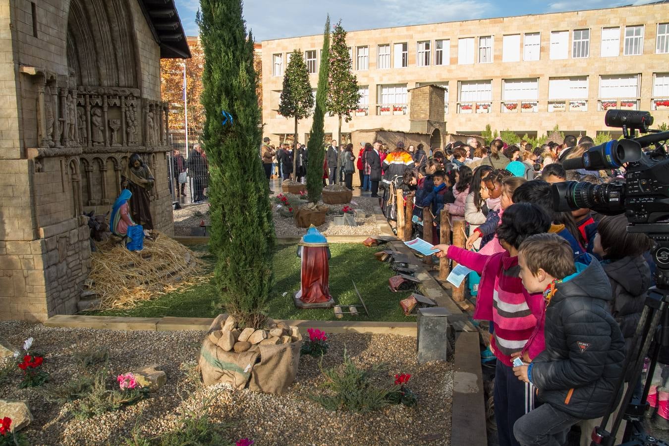 Inaugurado el Belén Monumental de la Plaza del Ayuntamiento de Logroño