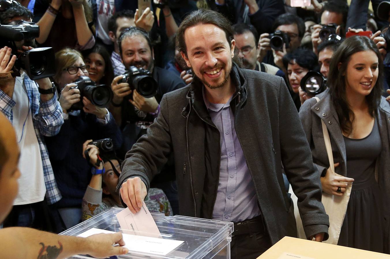 El candidato de Podemos a la Presidencia del Gobierno, Pablo Iglesias, ha votado esta mañana en el IES Tirso de Molina, de la Avenida de la Albufera.