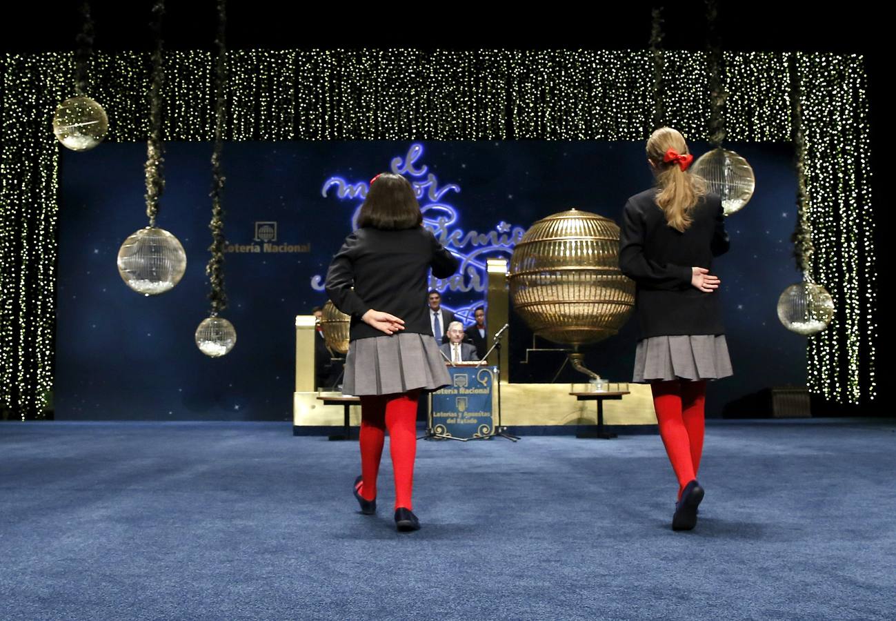 Las niñas de San Ildefonso Lorena Stefan y Nicol Valenzuela muestran las bolas del número 79.140 que ha sido agraciado con el Gordo de Navidad.