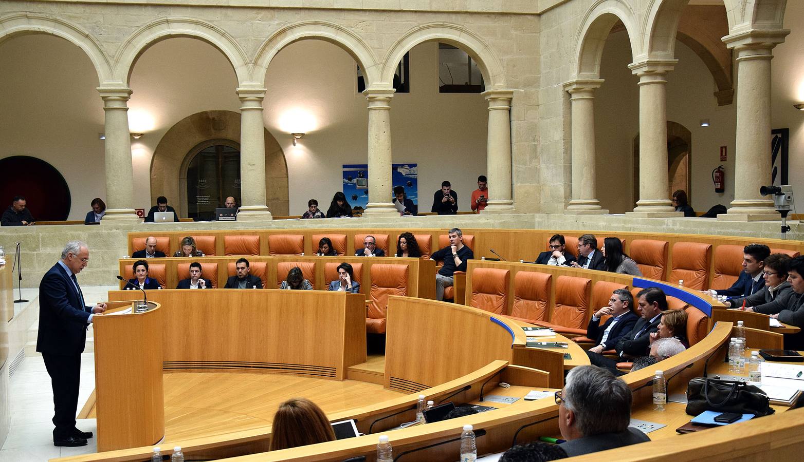 Gestos y manos alzadas (o no) en el Parlamento riojano