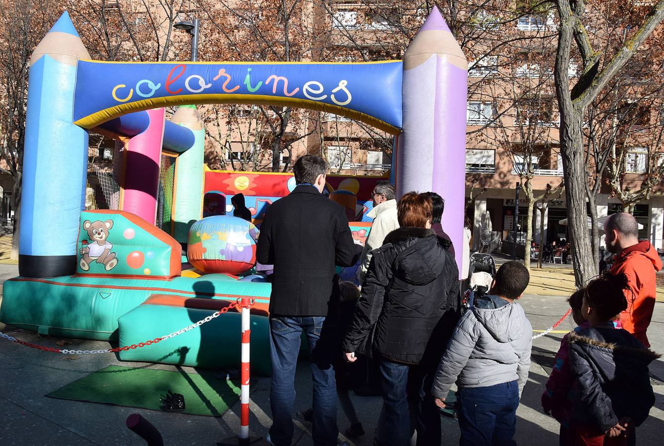 Mañana de hinchables en la plaza Primero de Mayo de Logroño