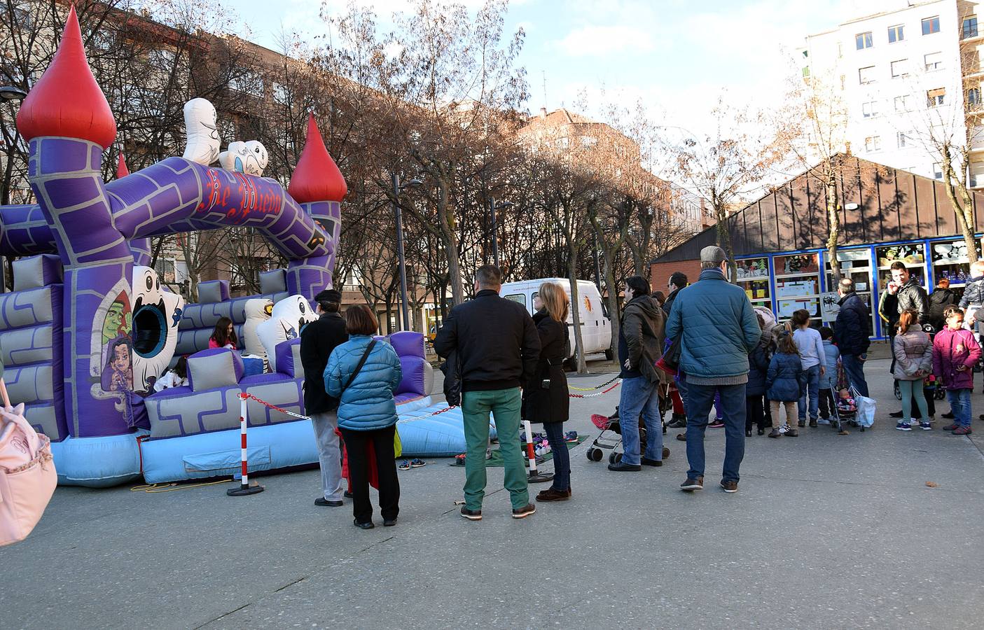 Mañana de hinchables en la plaza Primero de Mayo de Logroño