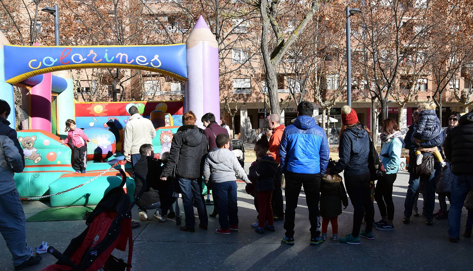 Mañana de hinchables en la plaza Primero de Mayo de Logroño