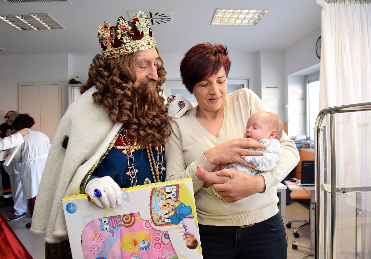 Los niños del San Pedro reciben a los Reyes Magos