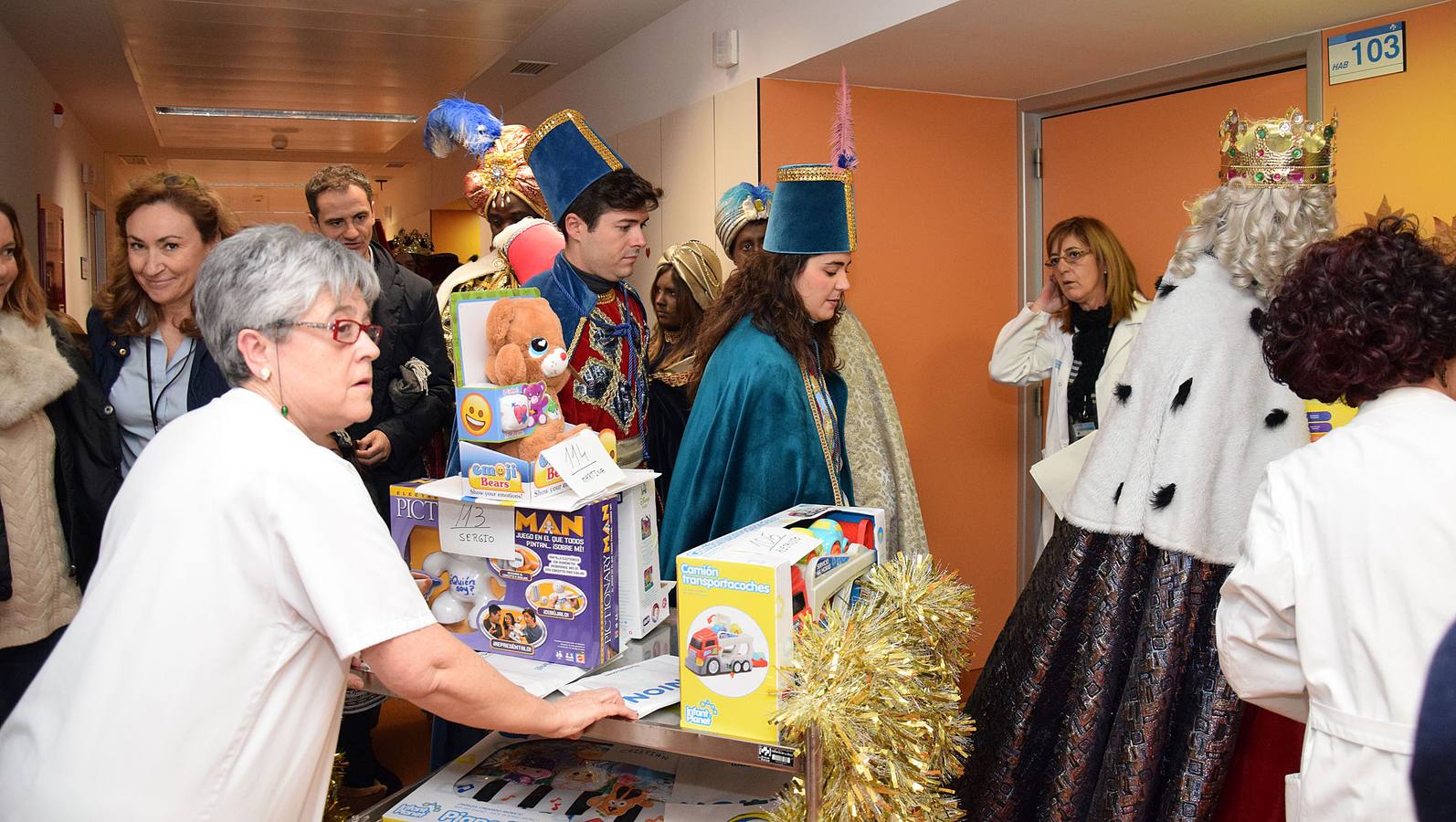 Los niños del San Pedro reciben a los Reyes Magos