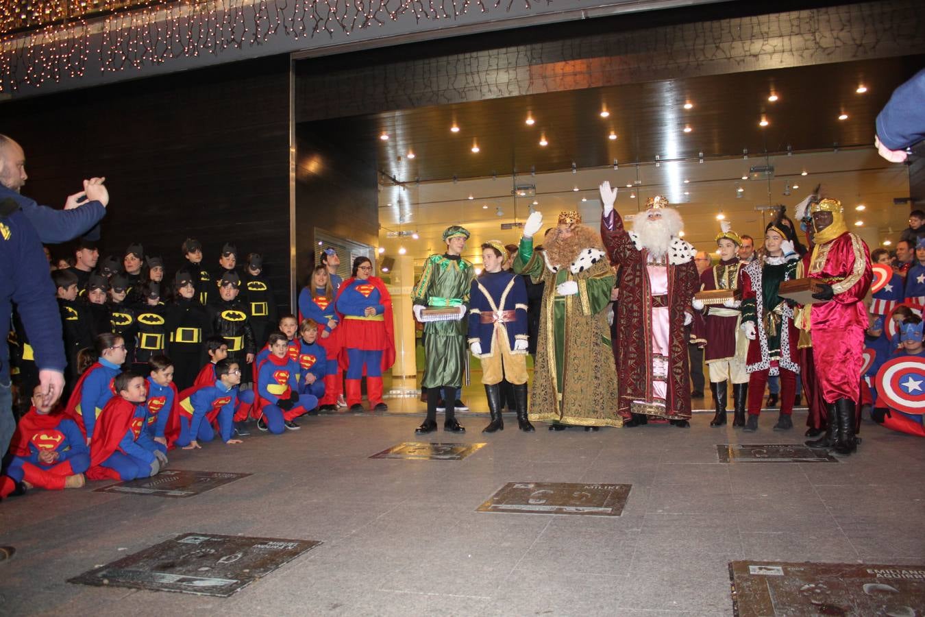 Los Reyes Magos recorren Arnedo en su cabalgata