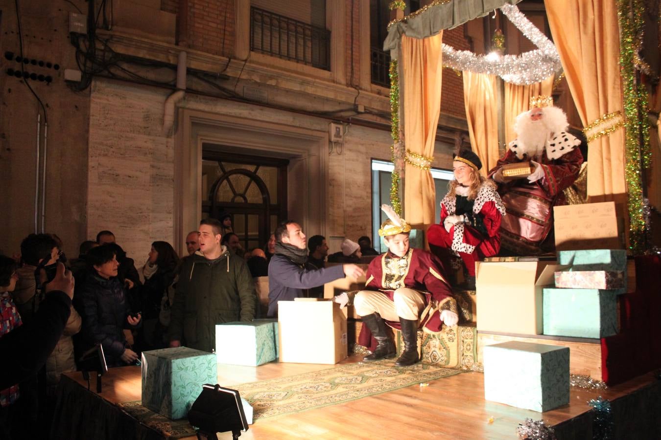 Los Reyes Magos recorren Arnedo en su cabalgata