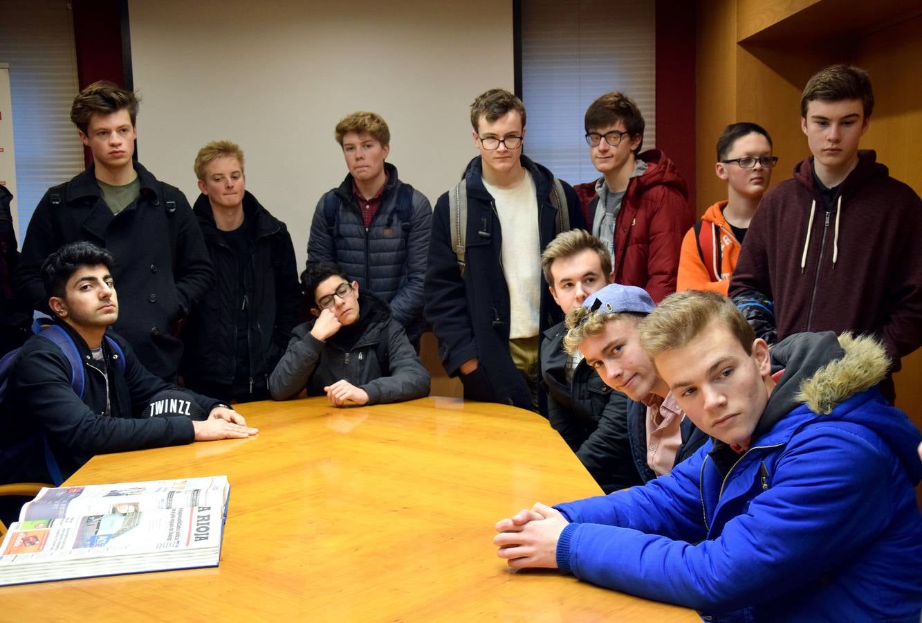 Alumnos de intercambio en Logroño con el Bachillerato Internacional del IES Sagasta visitan la multimedia de Diario LA RIOJA