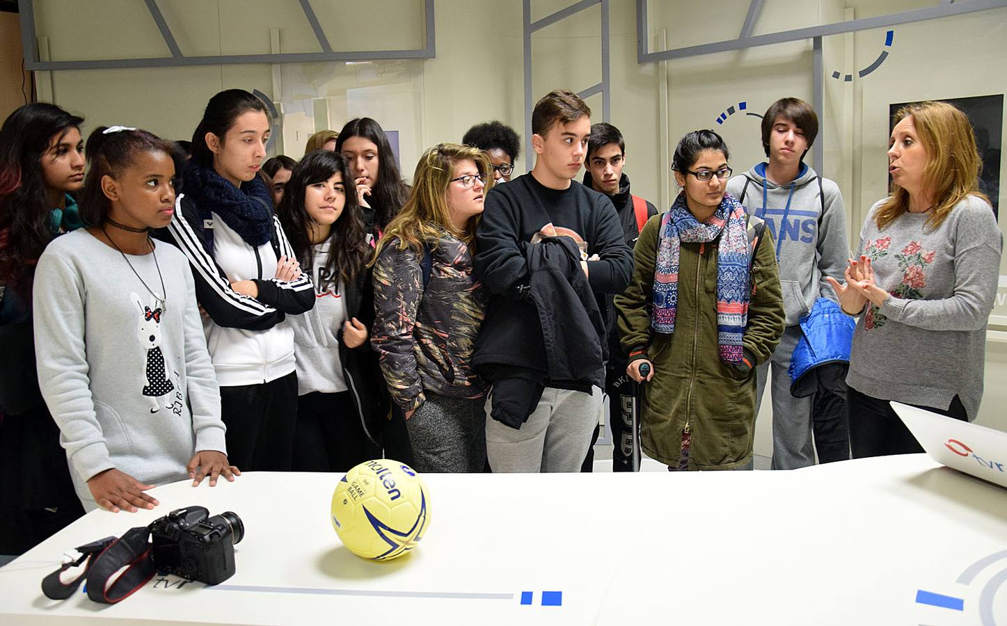 Los alumnos del 3º PMAR del IES La Laboral, con sus profesoras Maryolén y Mayte, visitan la multimedia de Diario LA RIOJA