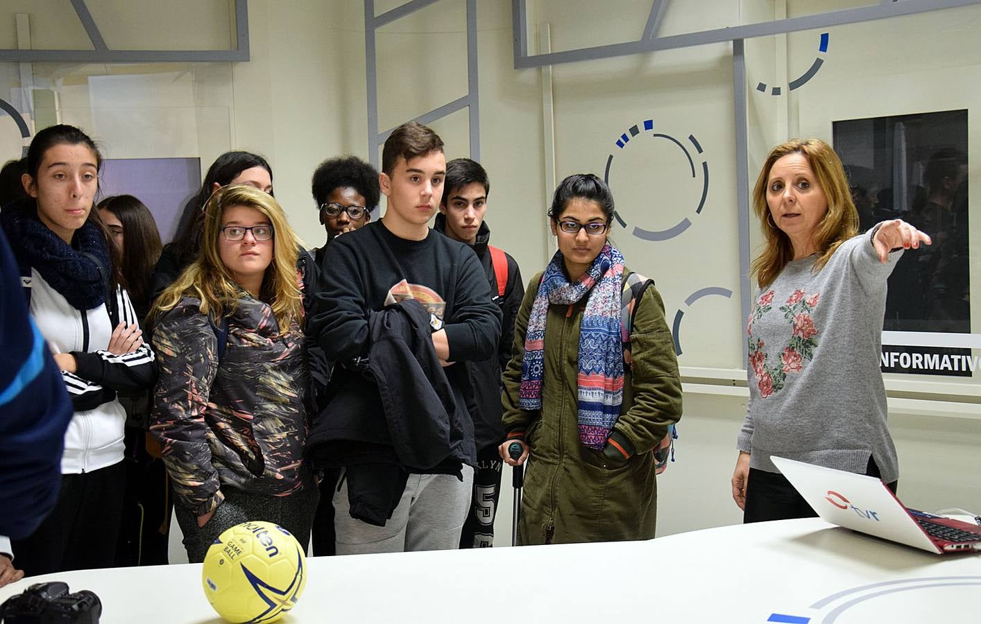 Los alumnos del 3º PMAR del IES La Laboral, con sus profesoras Maryolén y Mayte, visitan la multimedia de Diario LA RIOJA