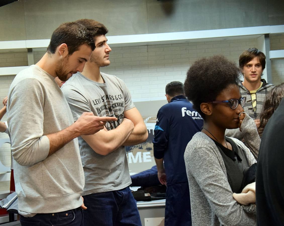 Los alumnos del 3º PMAR del IES La Laboral, con sus profesoras Maryolén y Mayte, visitan la multimedia de Diario LA RIOJA