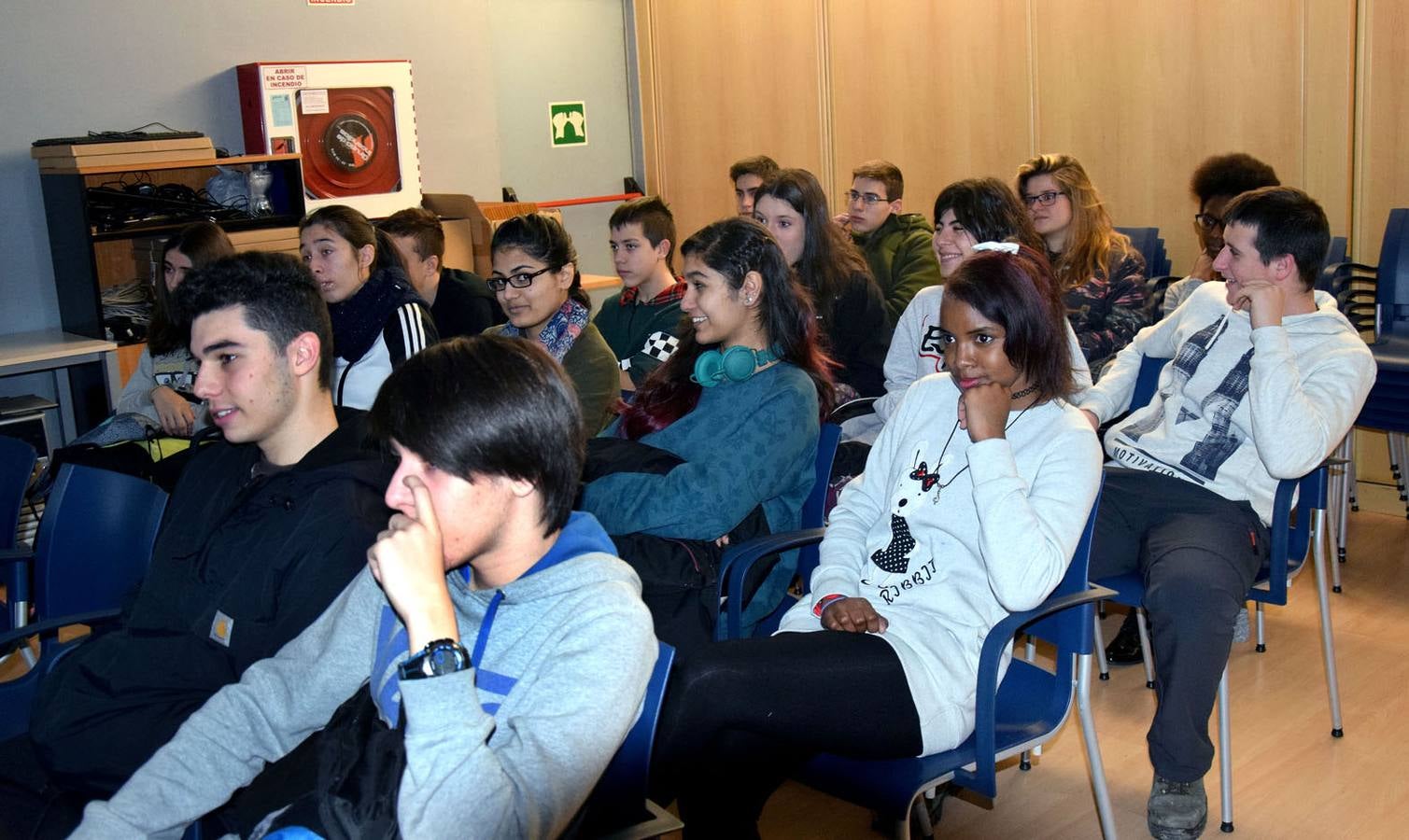 Los alumnos del 3º PMAR del IES La Laboral, con sus profesoras Maryolén y Mayte, visitan la multimedia de Diario LA RIOJA