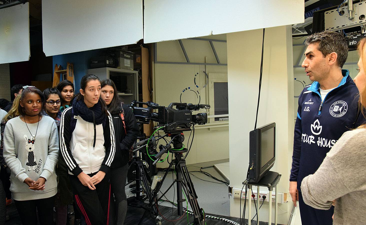 Los alumnos del 3º PMAR del IES La Laboral, con sus profesoras Maryolén y Mayte, visitan la multimedia de Diario LA RIOJA