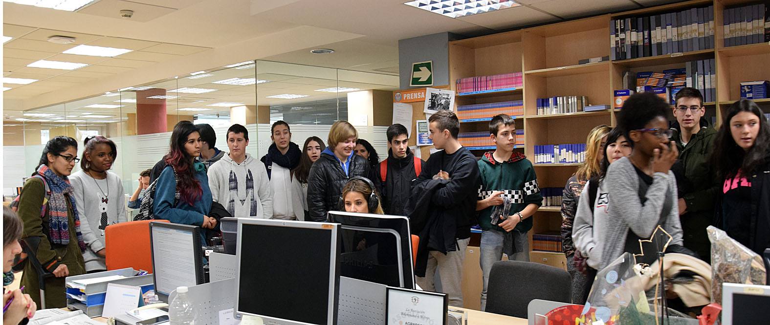 Los alumnos del 3º PMAR del IES La Laboral, con sus profesoras Maryolén y Mayte, visitan la multimedia de Diario LA RIOJA