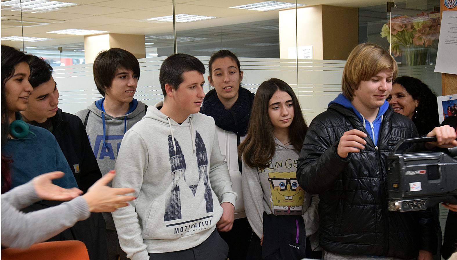 Los alumnos del 3º PMAR del IES La Laboral, con sus profesoras Maryolén y Mayte, visitan la multimedia de Diario LA RIOJA