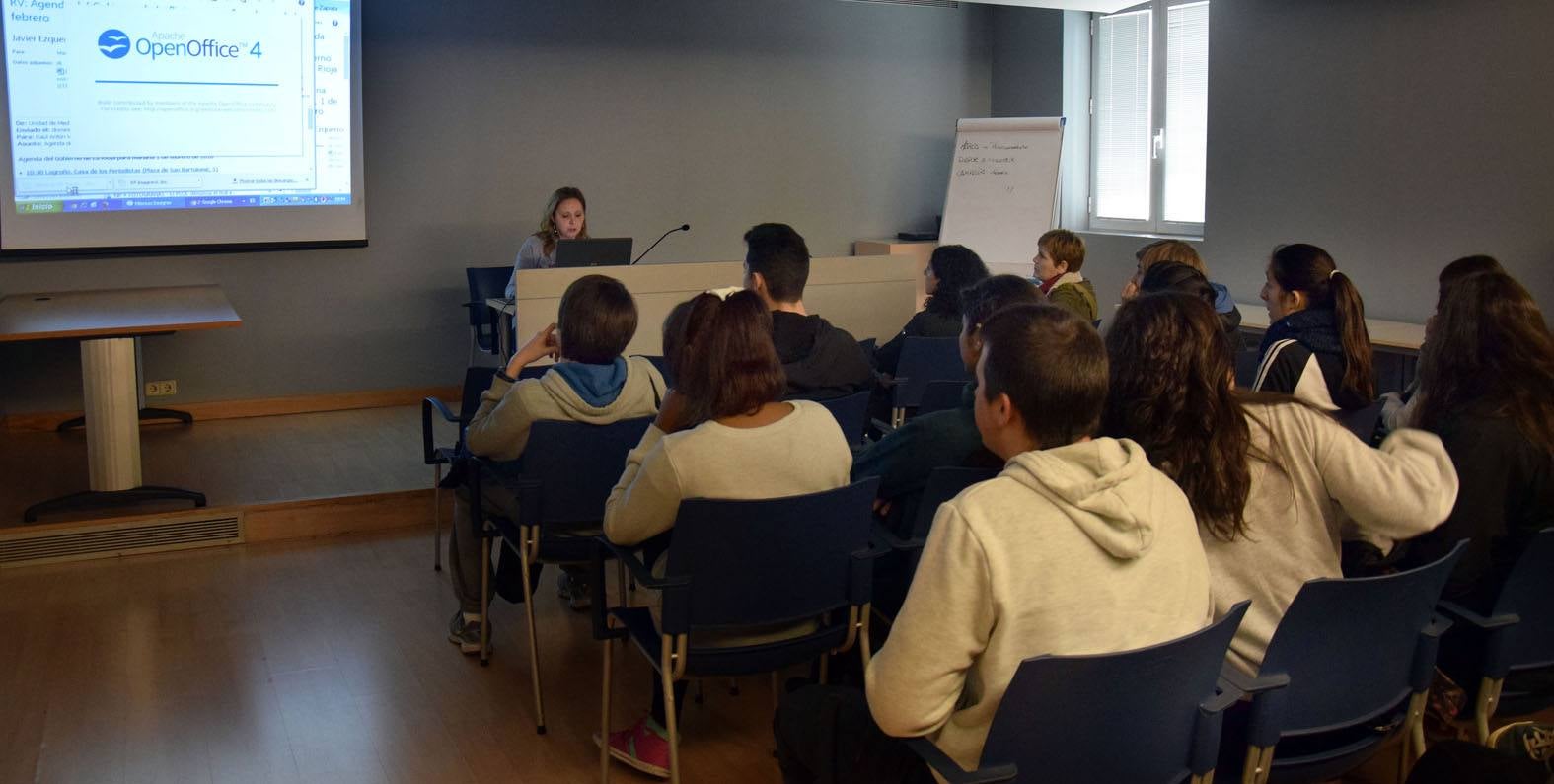 Los alumnos del 3º PMAR del IES La Laboral, con sus profesoras Maryolén y Mayte, visitan la multimedia de Diario LA RIOJA