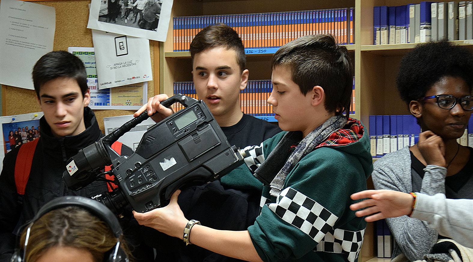 Los alumnos del 3º PMAR del IES La Laboral, con sus profesoras Maryolén y Mayte, visitan la multimedia de Diario LA RIOJA