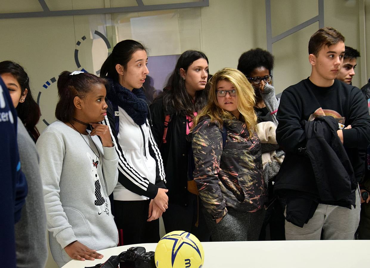 Los alumnos del 3º PMAR del IES La Laboral, con sus profesoras Maryolén y Mayte, visitan la multimedia de Diario LA RIOJA