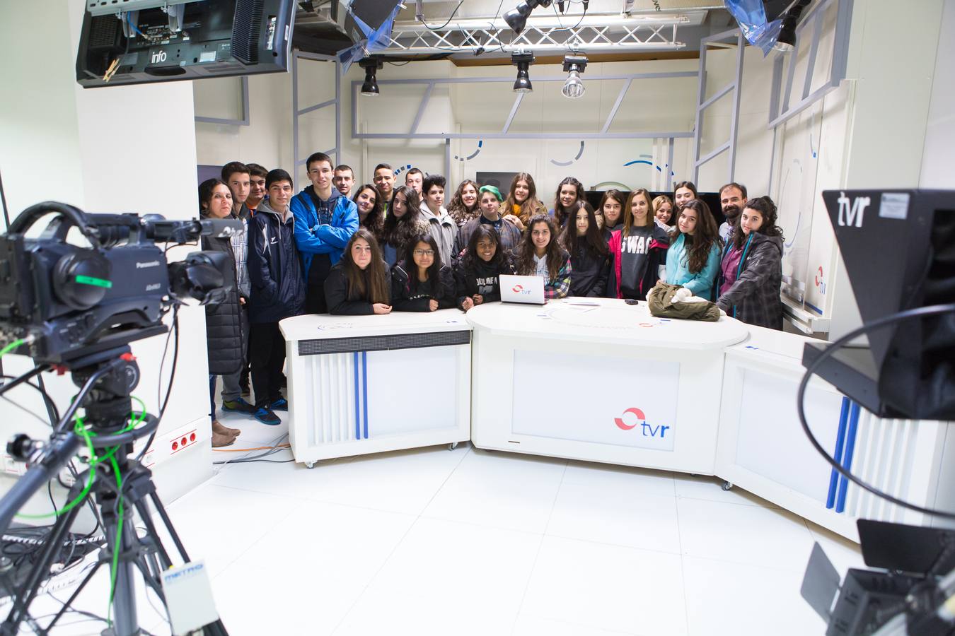 Los alumnos del IES La Laboral de 4º de Diversificación y 2º de FP Básica visitan la multimedia de Diario LA RIOJA