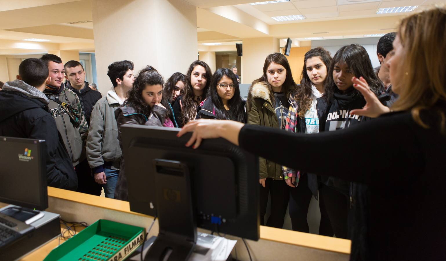 Los alumnos del IES La Laboral de 4º de Diversificación y 2º de FP Básica visitan la multimedia de Diario LA RIOJA