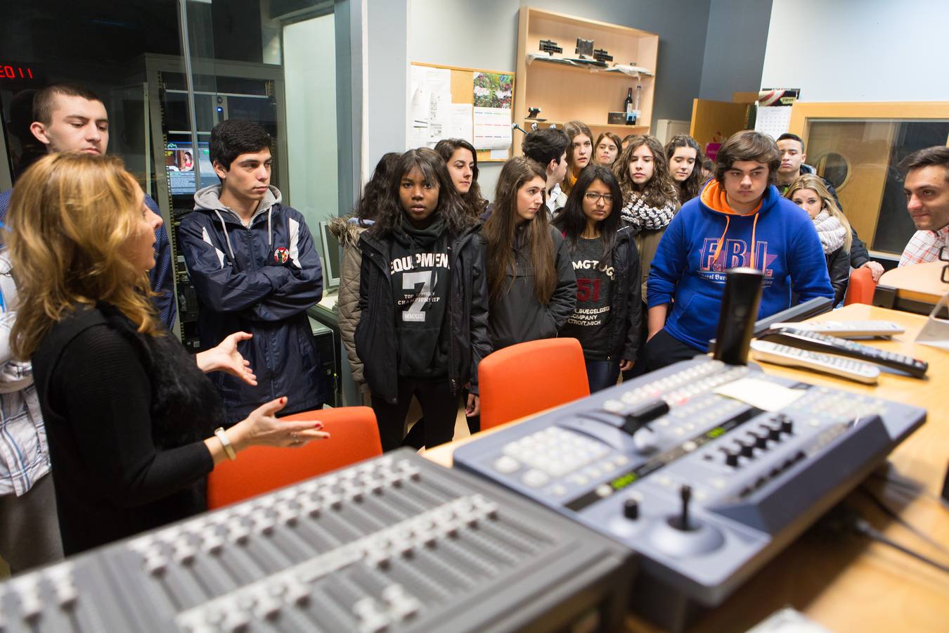 Los alumnos del IES La Laboral de 4º de Diversificación y 2º de FP Básica visitan la multimedia de Diario LA RIOJA