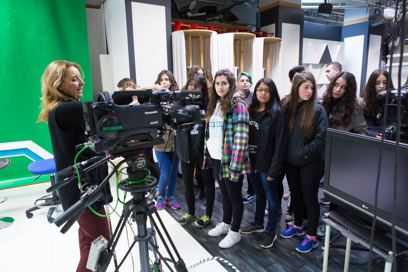 Los alumnos del IES La Laboral de 4º de Diversificación y 2º de FP Básica visitan la multimedia de Diario LA RIOJA