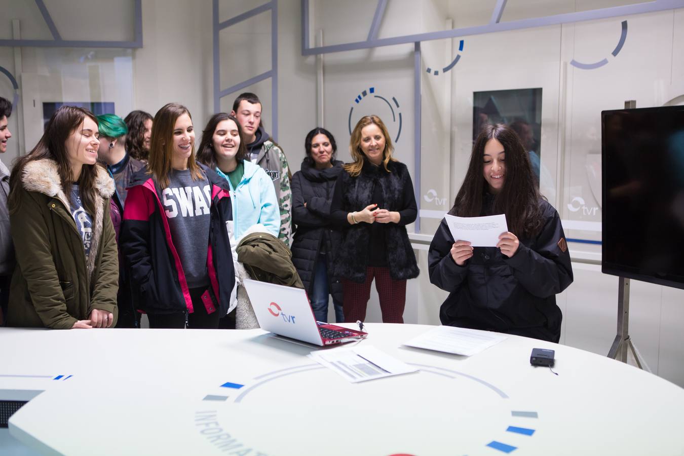 Los alumnos del IES La Laboral de 4º de Diversificación y 2º de FP Básica visitan la multimedia de Diario LA RIOJA