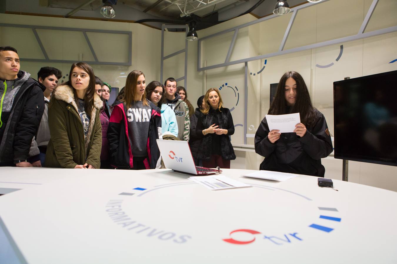 Los alumnos del IES La Laboral de 4º de Diversificación y 2º de FP Básica visitan la multimedia de Diario LA RIOJA