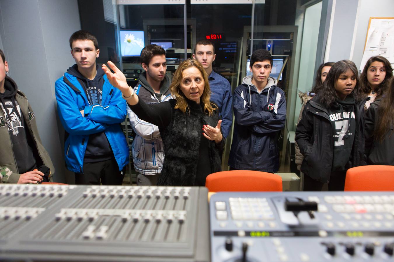 Los alumnos del IES La Laboral de 4º de Diversificación y 2º de FP Básica visitan la multimedia de Diario LA RIOJA