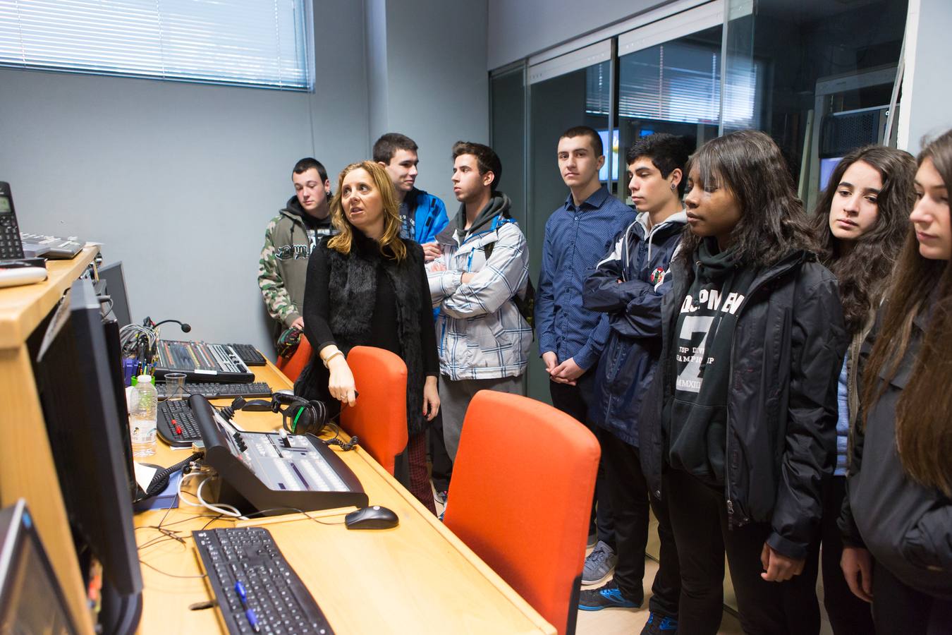 Los alumnos del IES La Laboral de 4º de Diversificación y 2º de FP Básica visitan la multimedia de Diario LA RIOJA