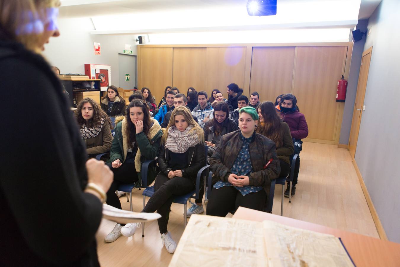 Los alumnos del IES La Laboral de 4º de Diversificación y 2º de FP Básica visitan la multimedia de Diario LA RIOJA