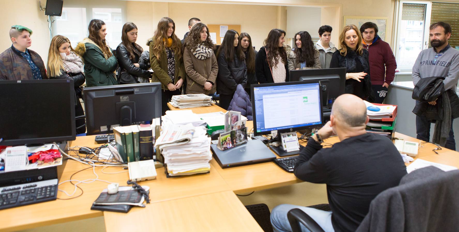 Los alumnos del IES La Laboral de 4º de Diversificación y 2º de FP Básica visitan la multimedia de Diario LA RIOJA