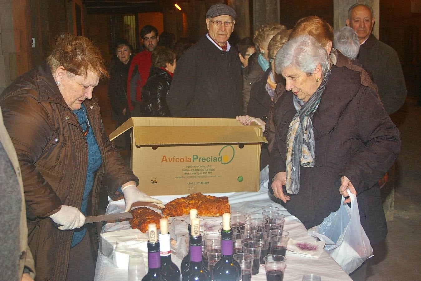 Reparto del pan relleno en Cenicero