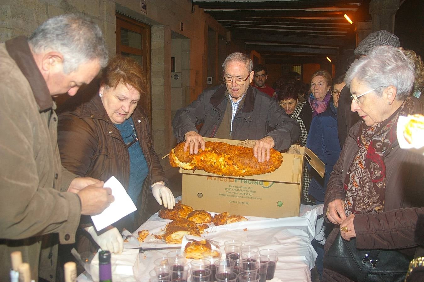 Reparto del pan relleno en Cenicero