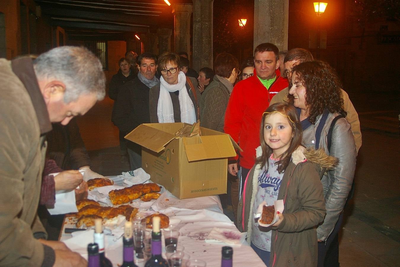 Reparto del pan relleno en Cenicero