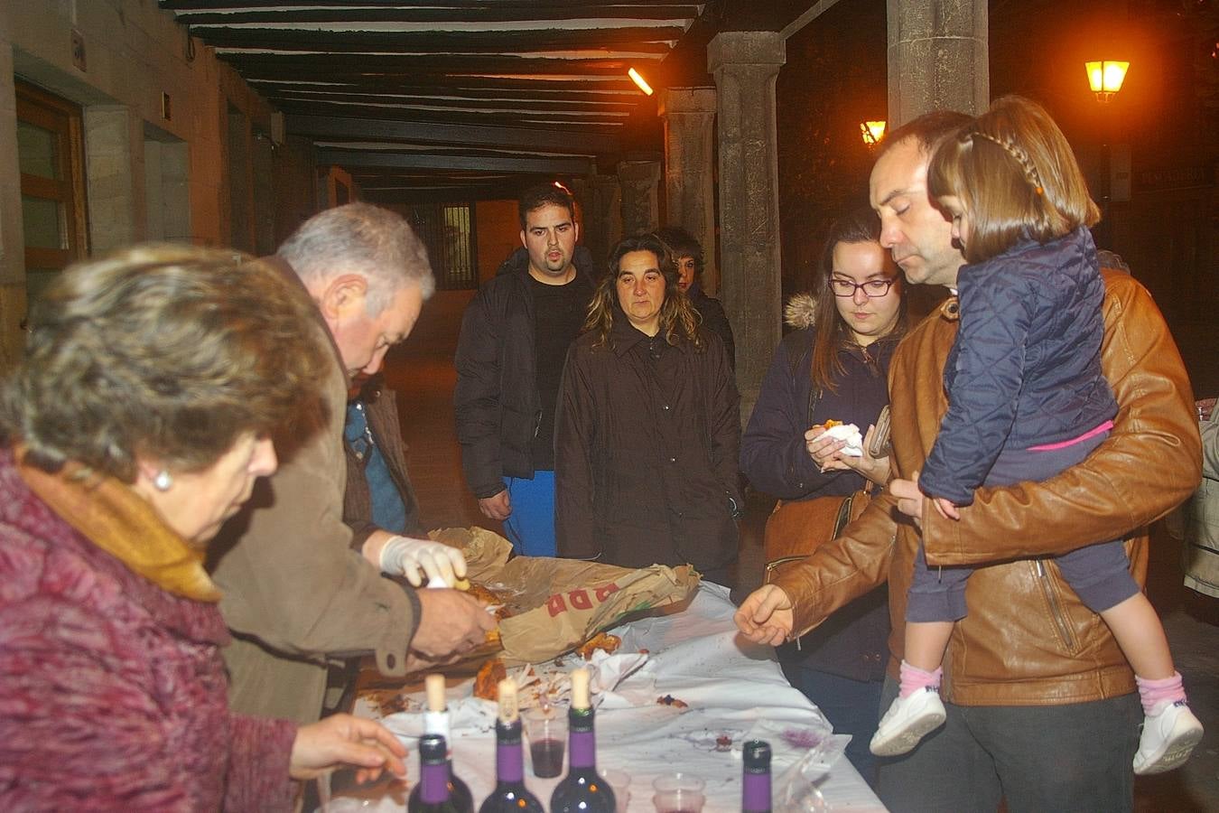 Reparto del pan relleno en Cenicero