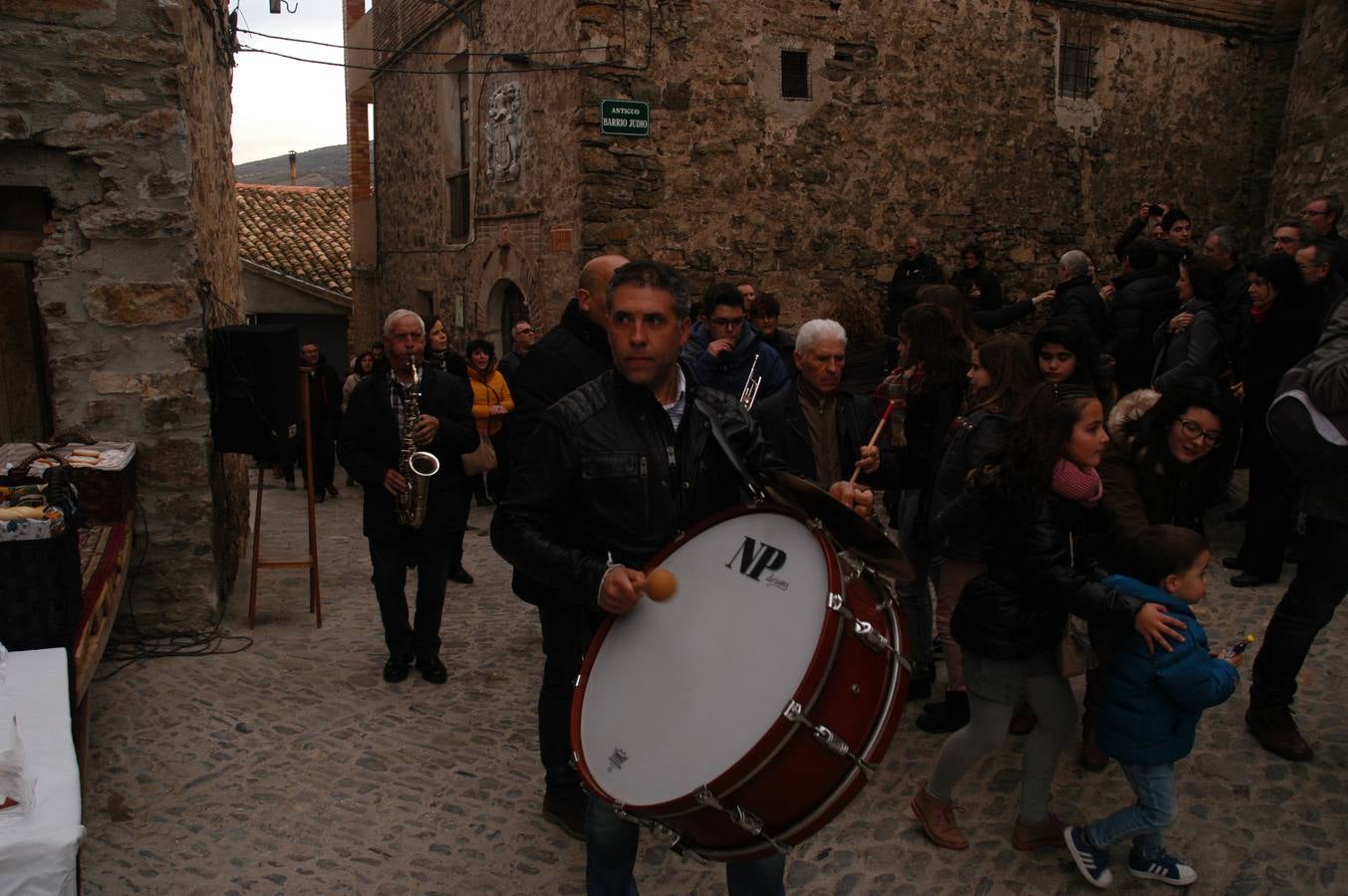 Tradicional subasta de roscos de San Blas en Cornago