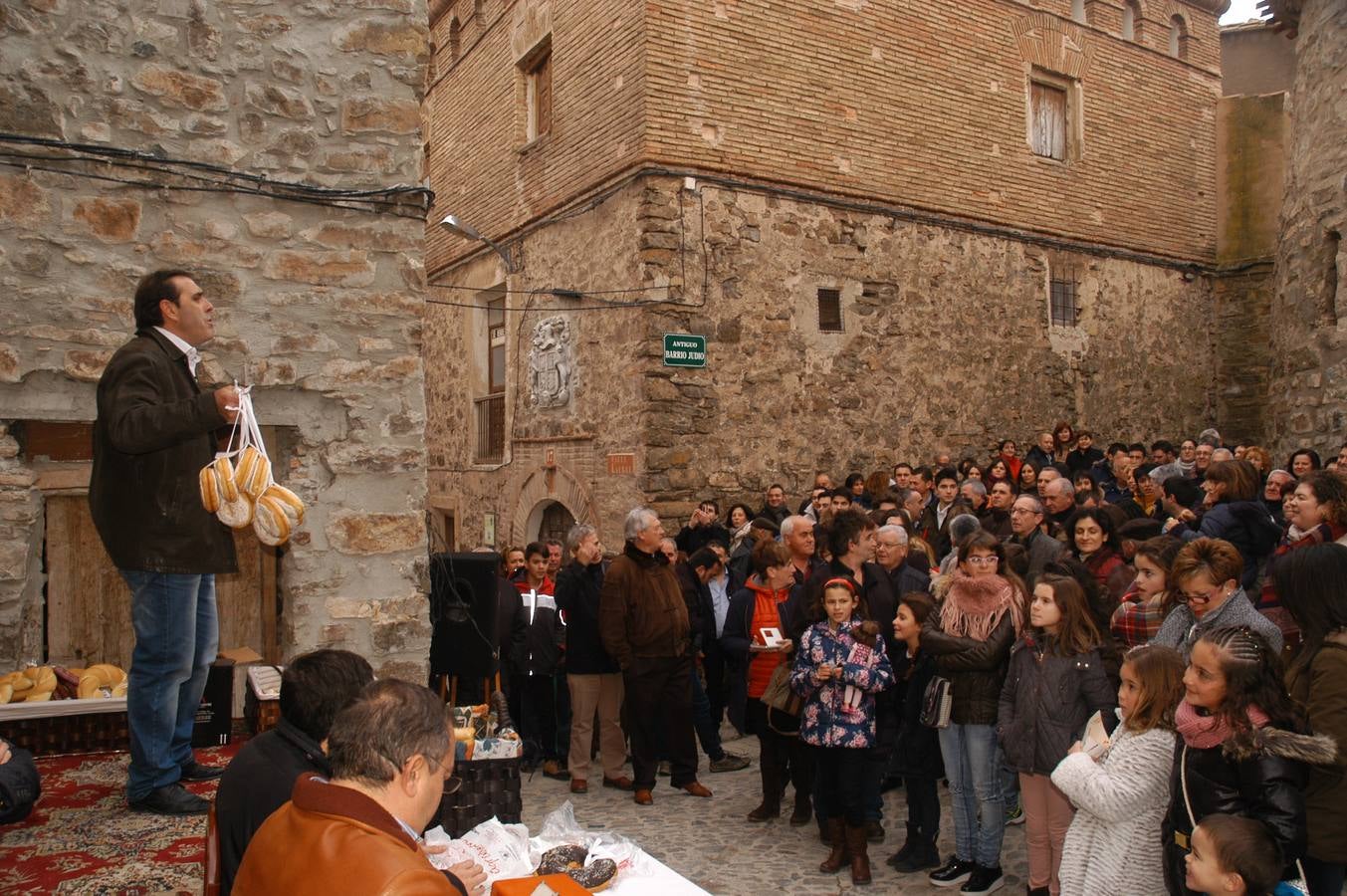 Tradicional subasta de roscos de San Blas en Cornago