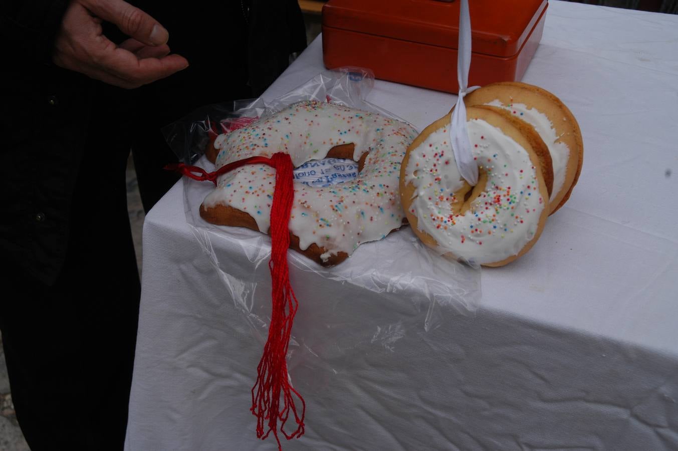 Tradicional subasta de roscos de San Blas en Cornago