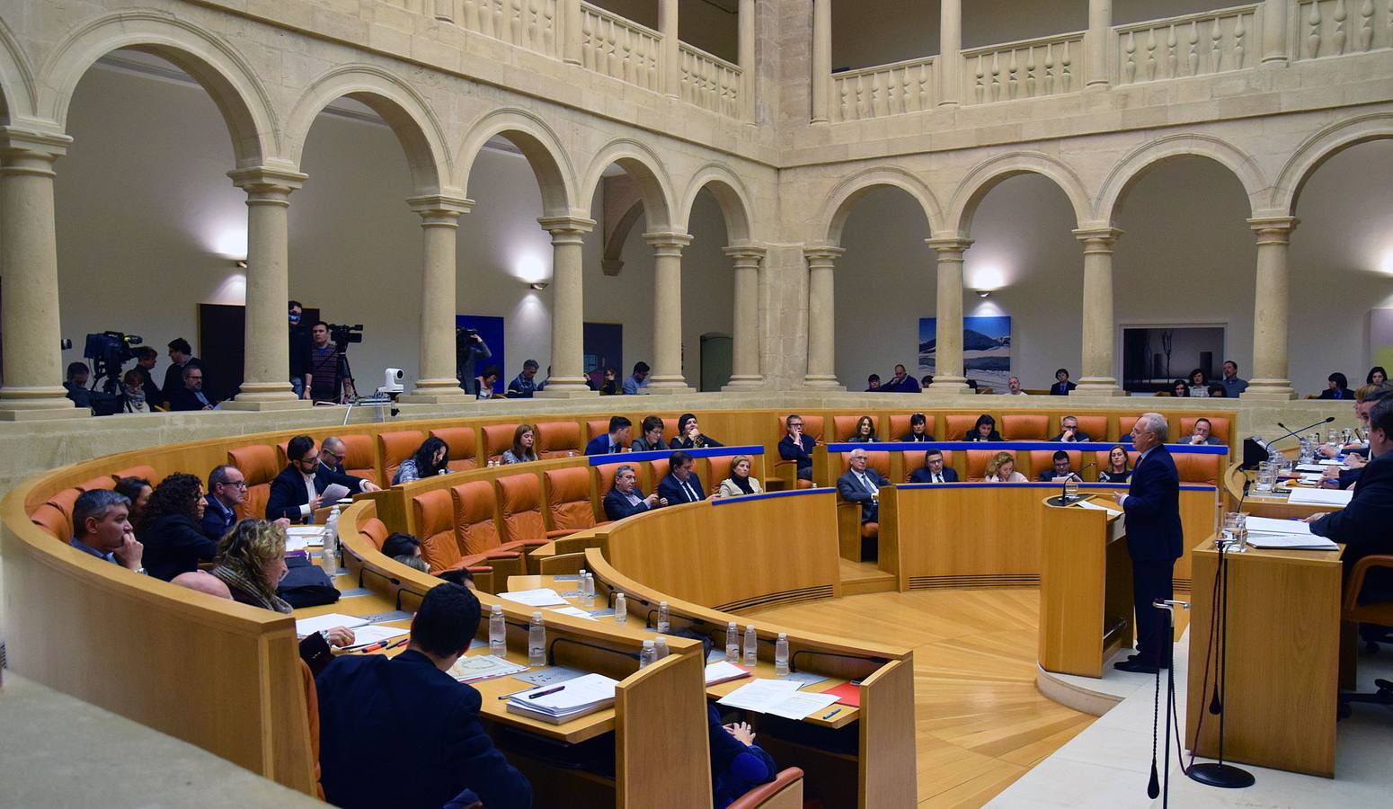 Los gestos de la sesión en el Parlamento de La Rioja